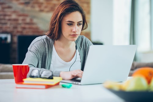 Jonge vrouw studeert laptop 3 