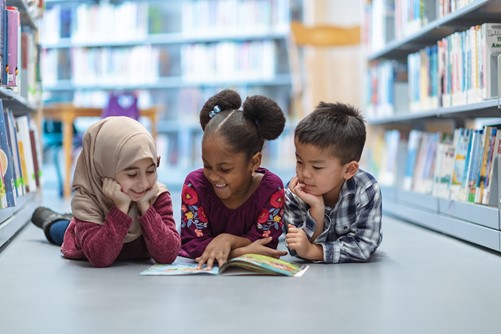 Kinderen lezen in de bibliotheek 