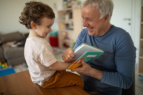 Man leest boek met kind 