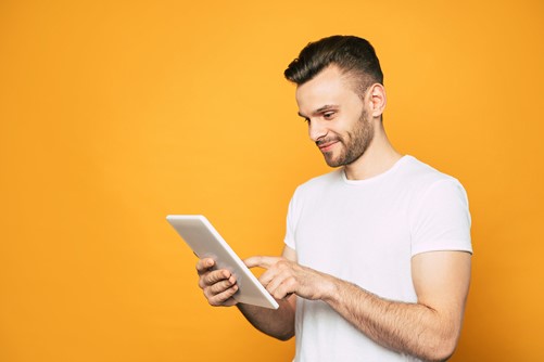 Man staat met een tablet in de hand