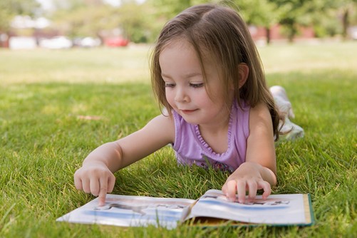 Meisje leest boek buiten