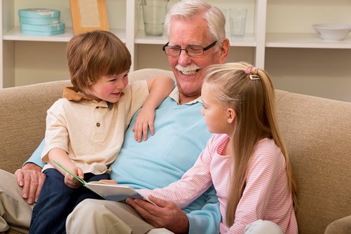 Oudere man leest kinderen voor 2 