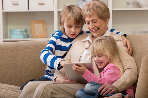 Oudere vrouw leest kinderen voor