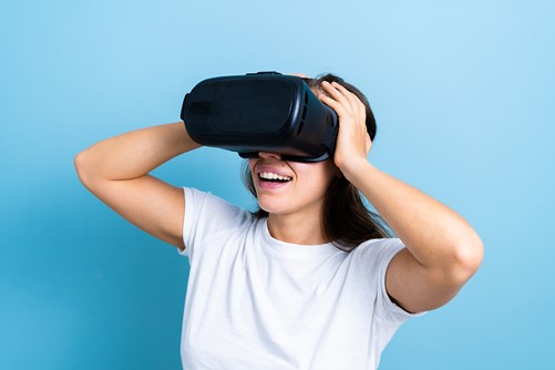 Vrouw met een VR bril op
