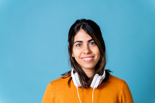Vrouw met koptelefoon om haar hals