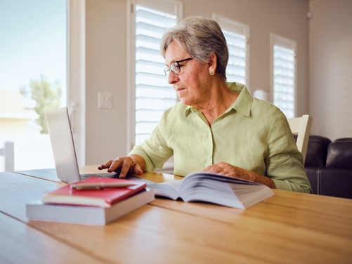 Vrouw studeert op laptop 